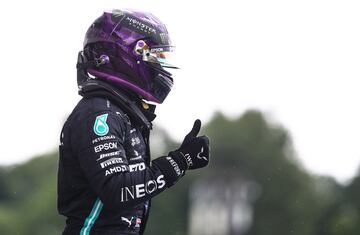 Hamilton firmó una sensacional pole, la segunda consecutiva en esta temporada, con una décima de ventaja sobre su compañero, Valtteri Bottas. El piloto inglés firmó la vuelta más rápida que se ha dado nunca a Hungaroring,
