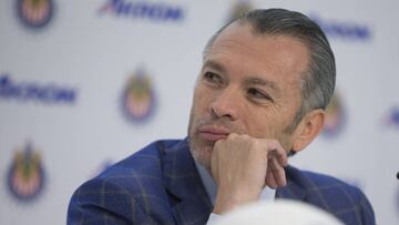 José Luis Higuera como directivo de Chivas.