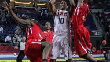 <b>NI ENTRE TRES. </b>Granger, rodeado de defensores angoleños, no tiene problemas para sacar el tiro.