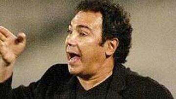 <b>VEHEMENTE.</B> El carácter que tenía Hugo como jugador también lo muestra ahora sentado en los banquillos.