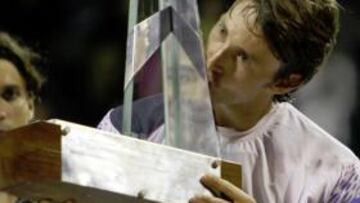 <b>SEGUNDO. </b>Ferrero, con Ferrer detrás, levanta el trofeo de Buenos Aires.