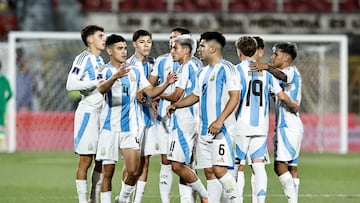 GR4018. SANTIAGO (CHILE), 11/10/2025.- Jugadores de Argentina celebran el triunfo este sábado, al finalizar un partido de cuartos de final de la Copa Mundial Sub-20 entre México y Argentina en el estadio Nacional Julio Martínez Prádanos, en Santiago (Chile). EFE/ Osvaldo Villarroel