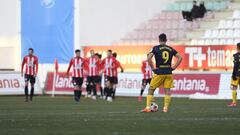 Rui Costa obseva como los jugadores del Zamora celebran el gol de la victoria.