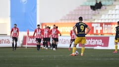 Rui Costa obseva como los jugadores del Zamora celebran el gol de la victoria.