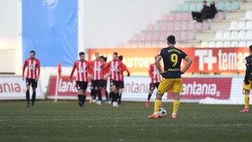 Rui Costa obseva como los jugadores del Zamora celebran el gol de la victoria.