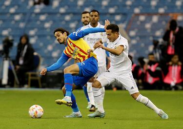 Edinson Cavani y Lucas Vázquez disputan un balón con la atenta mirada de Rodrygo.