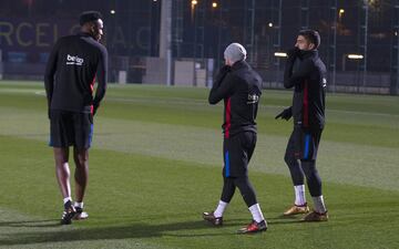 Yerry Mina fue acogido por todos sus compañeros en el entrenamiento