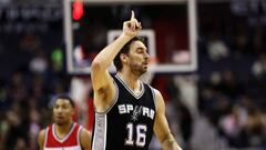 WASHINGTON, DC - NOVEMBER 26: Pau Gasol #16 of the San Antonio Spurs celebrates after scoring against the Washington Wizards at Verizon Center on November 26, 2016 in Washington, DC. NOTE TO USER: User expressly acknowledges and agrees that, by downloading and or using this photograph, User is consenting to the terms and conditions of the Getty Images License Agreement.   Rob Carr/Getty Images/AFP
 == FOR NEWSPAPERS, INTERNET, TELCOS &amp; TELEVISION USE ONLY ==