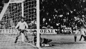 Si decisivos fueron los primeros cinco goles de Espa?a para sentar la base de la colosal goleada, los dos de Maceda, en dos minutos, fueron los que aceleraron la cuenta hacia el festival. Este fue el segundo del gran astur, que, en plancha y de cabeza (fuera del objetivo de la imagen), remach車 el rechace de la jugada anterior. Era el 7-1.