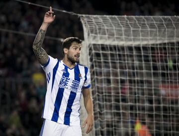 Se formó en las categorías inferiores de la Real Sociedad desde que entró como cadete. En 2009 dio el paso hacia el filial donostiarra donde logró el ascenso a Segunda División B. Su confirmación como gran jugador le llevó a la Selección Sub-20. Tras algo más de seis temporadas en el primer equipo Txuri-urdin, donde brilló, puso fin en enero de 2018 a su contrato con la Real Sociedad para fichar por el Athletic Club, que pagó la cláusula de rescisión de 32 millones de euros tras la marcha al City del jugador rojiblanco Laporte. 