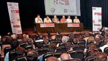 <b>ABARROTADO. </b>Más de medio millar de asistentes llenaron ayer el auditorio del Centro Cultural Matadero de Huesca.