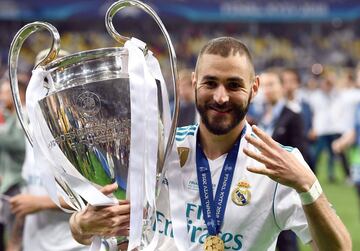 Una de las etapas más gloriosas de la historia del Real Madrid no se entiende sin él. Ganar tres Champions League consecutivas es un hito que podría tardar décadas en volver a suceder. Benzema tuvo un papel protagonista en todas ellas, estando en el once titular en Milán, Lisboa y Kiev. En esta última, contra el Liverpool en Kiev, llegó su gran momento. Marcó un gol de ‘listo’ y jugó un partidazo, siendo clave para que el Madrid se llevase su duodécima orejona.