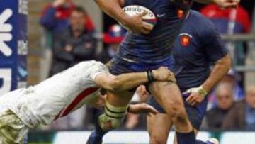 <b>BIEN FRENADO. </b>Sebastien Chabal no pudo escapar de la tremenda defensa de los ingleses.