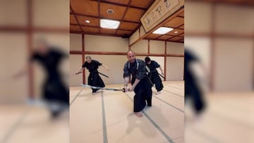 Con espada en mano, practicó las coreografías de este tipo de combate.