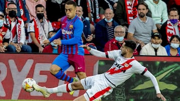 Sergiño Dest misses clear goal again for Barcelona