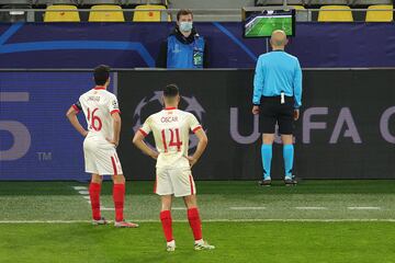 El árbitro Cuneyt Cakir, tras revisar el VAR, pitó penalti por empujón de Koundé a Haaland. La jugada se produjo minutos antes que el VAR anulara un gol a Haaland por falta a Fernando.