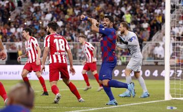 Luis Suárez protesta ante una posible mano de Felipe.