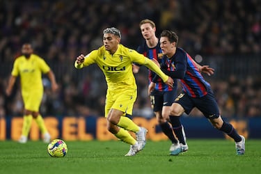 Gavi trata de impedir el avance de Brian Ocampo con el balón.