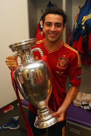 Xavi Hernandez posa con el trofeo de la Eurocopa 2012.