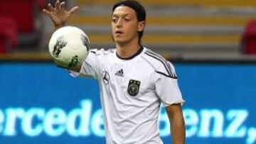 <b>TOCADO. </b>Özil se mide a su país de origen y arrastra molestias.