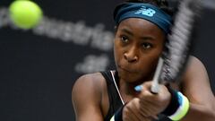 Cori Gauff devuelve una bola ante Jelena Ostapenko durante la final del WTA-Upper Austria Ladies en Linz, Austria.