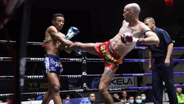 Carlos Coello golpea a Leesor Stitjekan durante su combate en el Lumpinee.