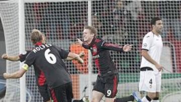 <b>DURO VAPARALO. </b>Sam, Schürrle y Rolfes celebran el segundo tanto del Bayer que les ponía por delante en el marcador.