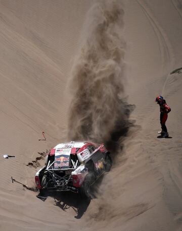 Nasser Al-Attiyah y su copiloto Matthieu Baumel cedieron una hora en total parándose en varias ocasiones durante la etapa por problemas con su Toyota Hilux.