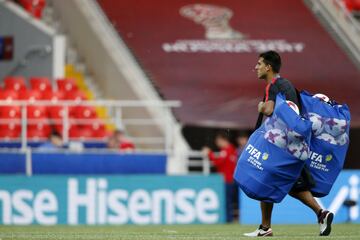 El cuerpo técnico y utileros prepararon el equipamiento para la jornada.