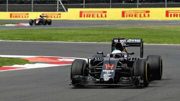 El McLaren de Fernando Alonso en el GP de México y Jenson Button al fondo de la imagen.