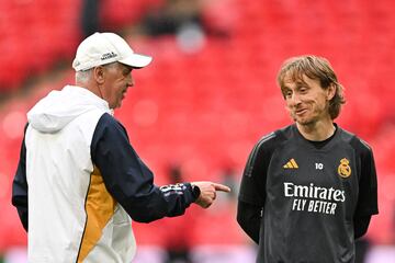 Modric bromea con Ancelotti durante el entrenamiento previo a la final de Wembley. 