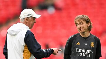 Real Madrid's Italian coach Carlo Ancelotti (L) speaks with Real Madrid's Croatian midfielder #10 Luka Modric as they take part in a training session at Wembley stadium, in London, on May 31, 2024 on the eve of their UEFA Champions League final football match against Borussia Dortmund. (Photo by Glyn KIRK / AFP)