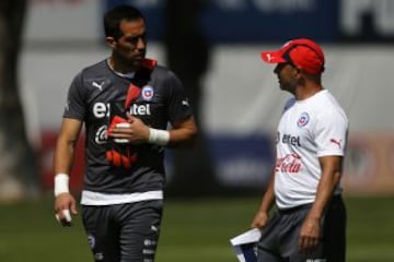 El 2014 terminó complicado para el DT. Claudio Bravo y algunos ex seleccionados se enfrascaron por la repartición de premios en La Roja.