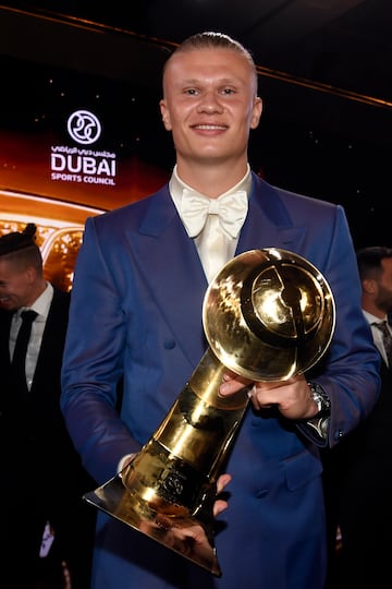 Erling Haaland posando con el premio Globe Soccer Awards al mejor jugador de 2023.