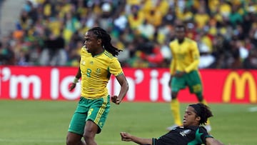 SOCCER/FUTBOL
WORLD CUP 2010
VIERNES HISTORICO
Photo of Iphiwe Tshabalala of South Africa (L) and Giovani dos Santos of Mexico, during game of the World Cup 2010 South Africa at the Soccer City stadium of Johannesburg, South Africa./Foto de Iphiwe Tshabalala de Sudafrica (I) y Giovani dos Santos de Mexico, durante juego de la Copa del Mundo Sudafrica 2010 en el Soccer City stadium de Johannesburgo, Sudafrica. 11 June 2010 MEXSPORT/DAVID LEAH