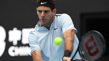 Juan Mart&iacute;n Del Potro devuelve una bola ante Pablo Cuevas durante su partido en el China Open de Pek&iacute;n.