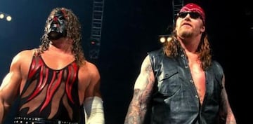 Kane y Undertaker durante un combate en parejas.