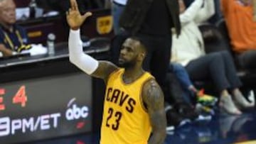 LeBron James celebra un triple en el tercer encuentro de las Finales ante los Golden State Warriors.