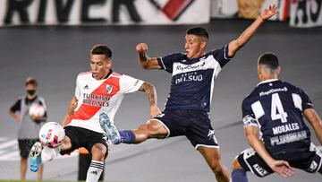 BUENOS AIRES, ARGENTINA - MARCH 13: Esequiel Barco of River Plate fights for the ball with Tomas Muro of Gimnasia La Plata during a match between River Plate and Gimnasia y Esgrima La Plata as part of Copa de la Liga 2022 at Estadio Monumental Antonio Vespucio Liberti on March 13, 2022 in Buenos Aires, Argentina. (Photo by Marcelo Endelli/Getty Images)