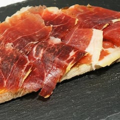 Víctor Sanchego, experto en jamón, demuestra que la mayoría de personas arruinan las tostadas: “Os empeñáis”