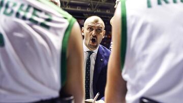 El Betis destituye a Zan Tabak