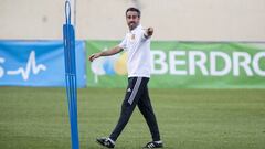 Jorge Vilda dirige un entrenamiento de la selecci&oacute;n espa&ntilde;ola femenina de f&uacute;tbol.