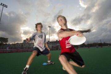 Los jugadores no pueden caminar ni correr mientras tengan el disco en las manos. El Ultimate es distinguido por su principio del "Espíritu de Juego", su alto rendimiento y la alegría del juego. El ultimate recoge elementos del fútbol, del baloncesto y del fútbol americano, sustituyendo el balón por un disco volador (frisbee). Una de sus características más llamativas es la ausencia de un árbitro, el deporte se regula por el espíritu deportivo de cada jugador y equipo. Sus orígenes se remontan al ámbito universitario estadounidense de los años 60, introduciéndose en Europa a principios de los años 80. A nivel mundial se estima que hay unos 300 000 jugadores distribuidos en aproximadamente 5000 equipos.