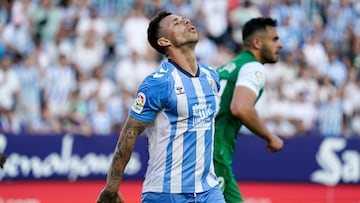 Rubén Castro, lamentándose durante el Málaga - Huesca.