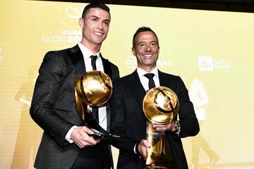 Cristiano Ronaldo, jugador de la Juventus, con el trofeo Mejor Jugador del Año 2018 y Jorge Mendes con el trofeo Mejor Agente del Año 2018.