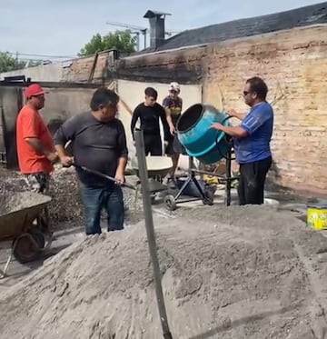 Benjamín Riquelme y su familia ya trabajan en la reconstrucción de su casa.