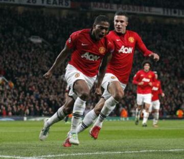 Manchester United-Bayer leverkusen. Antonio Valencia a la izquierda, celebra con su compañero Robin Van Persie tras marcar el cuarto gol del partido.