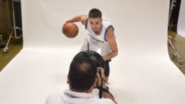 Ricky Rubio posa para la sesión de fotos del 'media day' de los Minnesota Timberwolves.