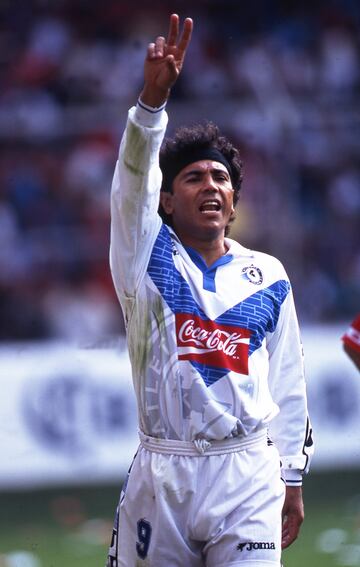 El delantero mexicano se fue a España a muy joven edad, donde triunfo con Atlético y Real Madrid. Tras ello, regresó a suelo azteca con América, salió de nuevo con Rayo Vallecano, volvió con Atlante, emigró a Austria y Estados Unidos y finalmente se retiró en Celaya.