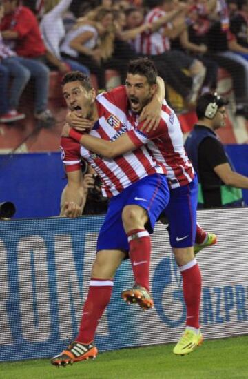 El centrocampista del Atlético de Madrid Koke Resurrección (i) celebra con su compañero David Villa el gol que ha marcado al FC Barcelona, durante el partido de vuelta de cuartos de final de la Liga de Campeones que se disputa esta noche en el estadio Vicente Calderón.